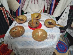 Astăzi, împreună cu doamna învățătoare Maria Roșca din satul Heci, comuna Lespezi, județul Iași, povestim despre colecția etnografică din incinta Muzeului „Casa Bunicilor”.