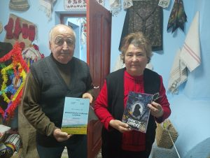 Vă reamintim că stăm de vorbă cu doamna învățătoare Maria Roșca, cea care împreună cu soțul domniei sale – domnul profesor de matematică Aurel Roșca  au pus bazele acestei frumoase și rare colecții etnografice.