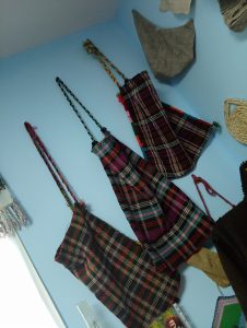 După cum bine știți, în ediția de astăzi a emisiunii Tradiții, facem popas în incinta Muzeului „Casa Bunicilor” din satul Heci, comuna Lespezi, județul Iași. 