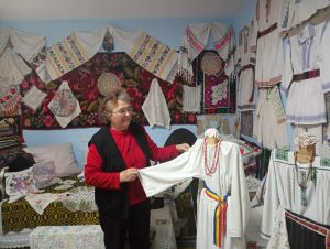 Doamna învățătoare Maria Roșca din satul Heci, comuna Lespezi, județul Iași