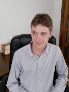 Subiectul dialogului cu istoricul Simion-Alexandru Gavriș se referă la cartea – Conservatorism, regionalism moldovenesc și alte mofturi de secol XIX, volum care a văzut lumina tiparului, anul acesta, la Editura Timpul din târgul Iașului.
