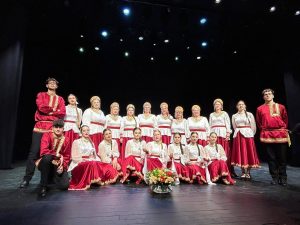 Primul interlocutor al ediției este domnul Ovidiu Ivanov, președinte al Comunității Rușilor Lipoveni din Botoșani, cel care are cuvinte de apreciere pentru fondatorii Comunității Rușilor Lipoveni din România; activitatea - de pe toate planurile –, destul de intensă atât din Comunitatea Rușilor Staroveri din Botoșani, cât și din Comunitatea centrală, un alt subiect al dialogului; atragerea tinerilor comunității întru a păstra, conserva și promova din valorile identitare ale rușilor staroveri, o altă temă despre care aflăm amănunte; lansarea, nu demult, la Botoșani, a Albumului Lipovanskaia dușa/ Suflet lipovenesc, album al Ansamblului Folcloric „Novaia Zarea”, grup al Comunității din Botoșani, un alt subiect al dialogului.