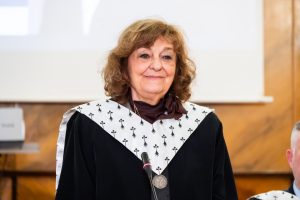 Reprezentanții Universității „Alexandru Ioan Cuza” din Iaşi (UAIC) au conferit în ziua de luni, 16 martie 2026, începând cu ora 14, în Sala Senatului, titlul de Doctor Honoris Causa doamnei Ana Blandiana, membru titular al Academiei Române.