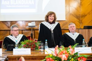 Reprezentanții Universității „Alexandru Ioan Cuza” din Iaşi (UAIC) au conferit în ziua de luni, 16 martie 2026, începând cu ora 14, în Sala Senatului, titlul de Doctor Honoris Causa doamnei Ana Blandiana, membru titular al Academiei Române.