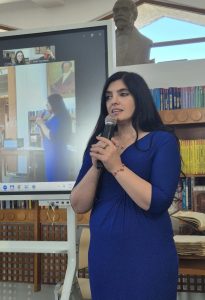 Elena Isabelle Tamba ne zugrăvește, prin cuvânt, un tablou al sărbătorii de zilele trecute, amintindu-ne de munca pe care o întreprind lexicografii în ceea ce privește „scrierea poveștii cuvântului”; mai aflăm amănunte concrete și despre tema Lexicologia și lexicografia ieșeană – continuitate și inovație.