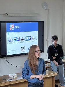 Imediat după susținerea celor două lucrări, am invitat la dialog pe conf. univ., dr. în Filologie, Oana Cogeanu-Haraga, prodecan responsabil cu asigurarea calității și resursa umană (Facultatea de Litere, Universitatea „Alexandru Ioan Cuza” din Iași), cea care ne conturează, prin cuvânt, o imagine generală a celor două manifestări (n.n. Zilele Porților Deschise la Litere și Simpozionul Internaţional pentru Studenţi şi Tineri Cercetători „InterCulturalia”).