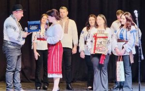 Stimați prieteni, în ediția de astăzi (joi, 14 MAI a.c.) a emisiunii Tradiții, relatăm de la evenimentul – O viață în ritmul jocului de Dragobete, ediție aniversară – 35 de ani – dedicată domnului profesor Dănică Gîtlan, coordonator al Ansablului Folcloric „Ozana” din Târgu-Neamț.