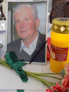 Înaintea prezentării celor două volume, am participat - în cimitirul din satul Hândrești - la slujba de pomenire a zece ani de la plecarea „din lumea cu dor în cea fără de dor” a moșului Mihai Sârghe, tatăl scriitoarelor Maria Loghin și Elena Sârghe... pe care le invităm la dialog spre sfârșitul emisiunii.
