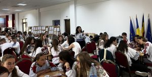 Stimați ascultători, în emisiuniea Tradiții de astăzi (JOI, 2 IULIE 2026, h 21:03) relatăm de la Concursul județean „Lumea copiilor în opera lui Ionel Teodoreanu”, ediția a XI-a, eveniment desfășurat în ziua de joi, 28 mai 2026, în incinta Căminului Cultural din comuna Victoria, județul Iași; activitatea culturală a constat în câteva probe în care participanții au răspuns la întrebări despre viața și opera scriitorului Ionel Teodoreanu.