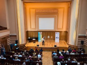 Seniorii prezenți la activitatea culturală de zilele trecute din Aula Bibliotecii Centrale Universitare „Mihai Eminescu” au asistat la un frumos spectacol de vioară susținut de către maestrul dirijor Marinică Botea, astăzi pensionar, cel care a coordonat (1974-2021) activitatea Orchestrei de Muzică Populară „Doina Carpaților” din Iași.