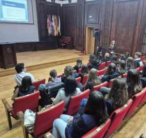 Stimați prieteni, în cele ce urmează rămânem în incinta Facultății de Litere a Universității „Alexandru Ioan Cuza” din Iași, dar ne îndreptăm pașii spre conferențiar universitar, doctor în Filologie, Oana COGEANU-HARAGA, prodecan responsabil cu asigurarea calității și resursa umană, cea care ne povestește despre principalele activități culturale pe care Facultatea de Litere (UAIC) urmează a le organiza în târgul Iașului.