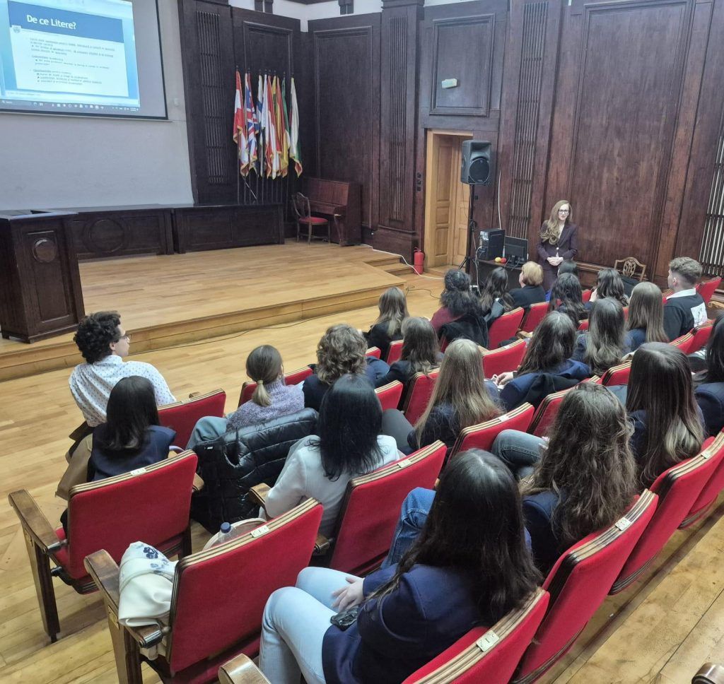 Stimați prieteni, în cele ce urmează rămânem în incinta Facultății de Litere a Universității „Alexandru Ioan Cuza” din Iași, dar ne îndreptăm pașii spre conferențiar universitar, doctor în Filologie, Oana COGEANU-HARAGA, prodecan responsabil cu asigurarea calității și resursa umană, cea care ne povestește despre principalele activități culturale pe care Facultatea de Litere (UAIC) urmează a le organiza în târgul Iașului.