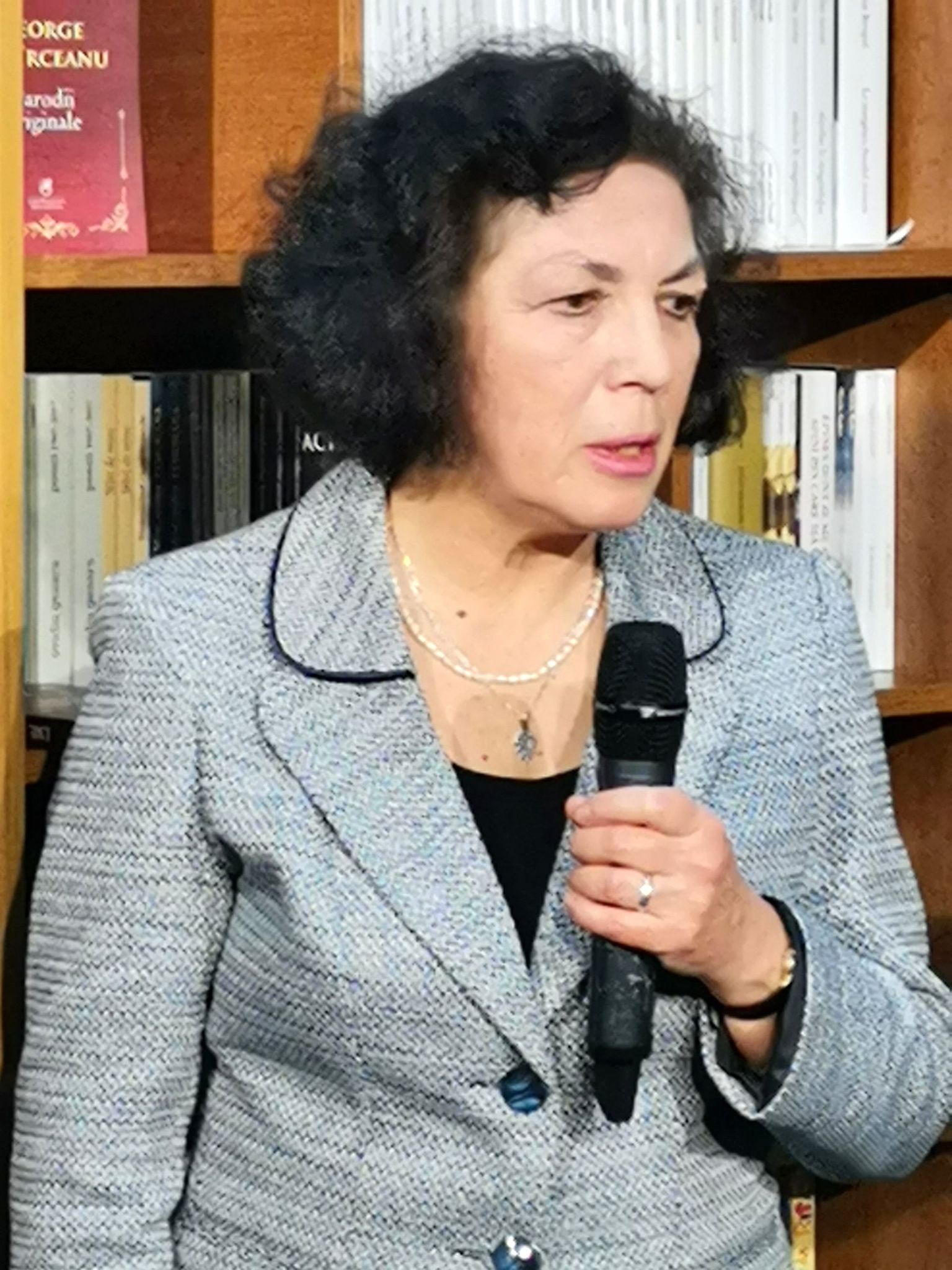 Întâi de toate, stăm de vorbă cu doamna profesor, specialist în Filologie, Marina Vraciu de la Facultatea de Litere, Universitatea „Alexandru Ioan Cuza” din Iași, Catedra de Slavistică „Petru Caraman”, cea care ne prezintă oferta academică pentru viitorii studenți și masteranzi la Limba și Literatura Rusă.