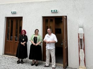 La Iași, în ziua de joi, 6 august 2026, începând cu ora 18 și 30 de minute, în incinta Centrului Internațional de Artă Contemporană „Baia Turcească”, s-a desfășurat vernisajul expoziției de pictură, obiect și instalație ANAMorphē. Expoziția este semnată de către artista ieșeană Ana Maria Parasca.